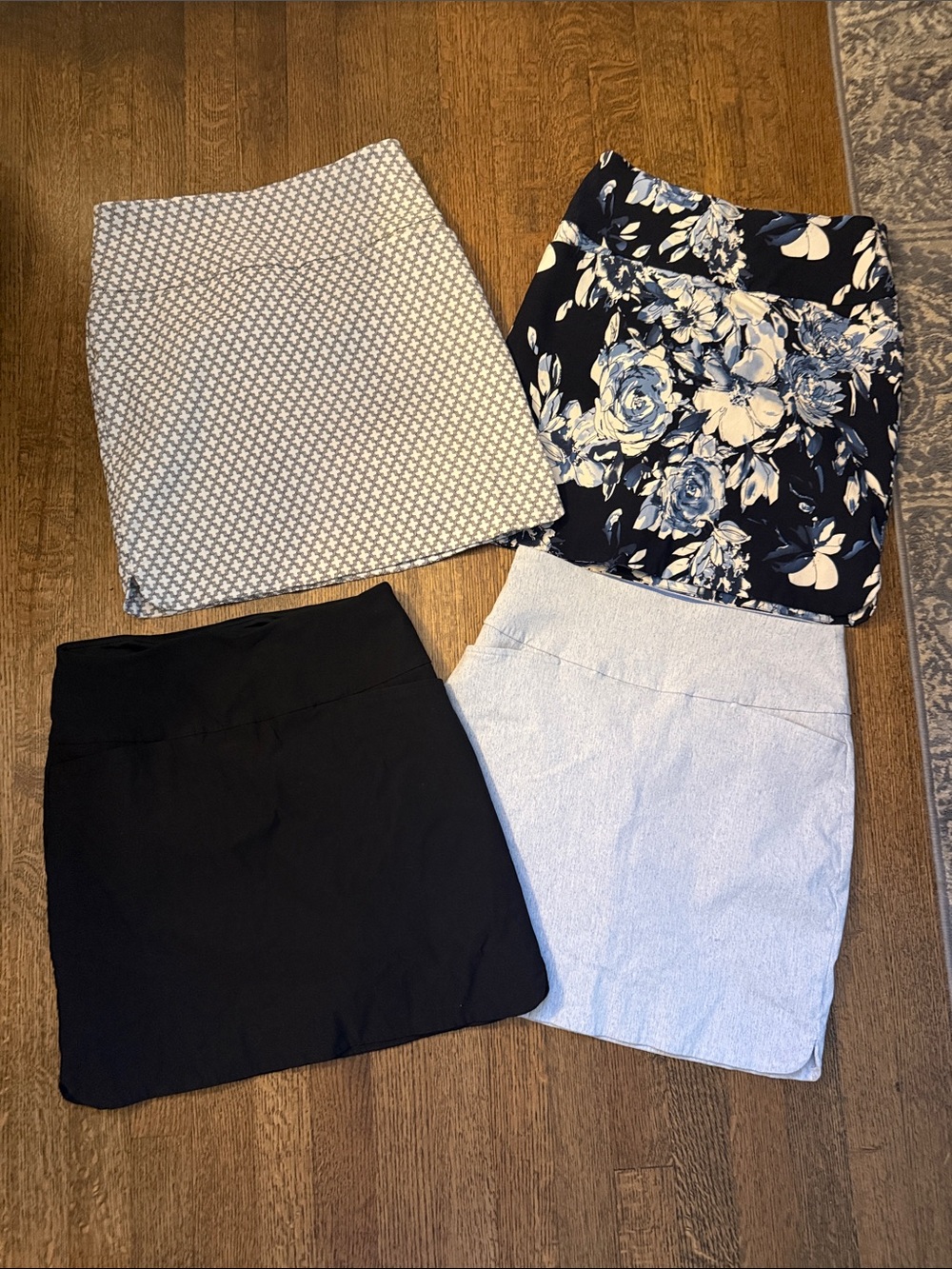 Lot of 4 S.C. & CO Ladies' Skorts all size small great condition